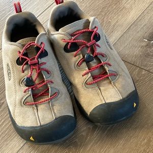 Boys Keen size 6 Shoes